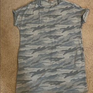 Greyish camouflage short sleeved OS pixi x ivy